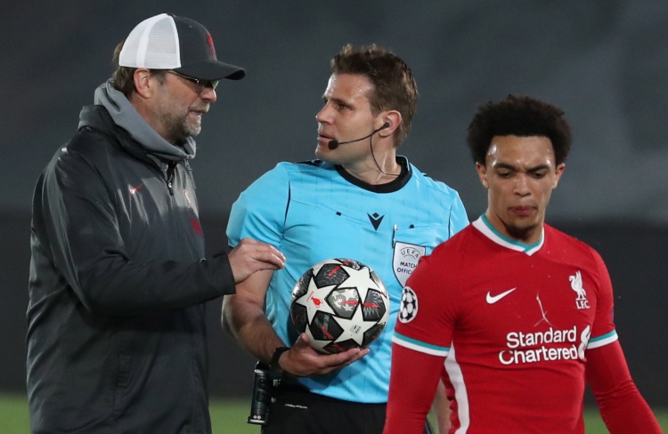 再休一场将无缘赛季末评奖，官方：詹姆斯缺阵今日对马刺一战