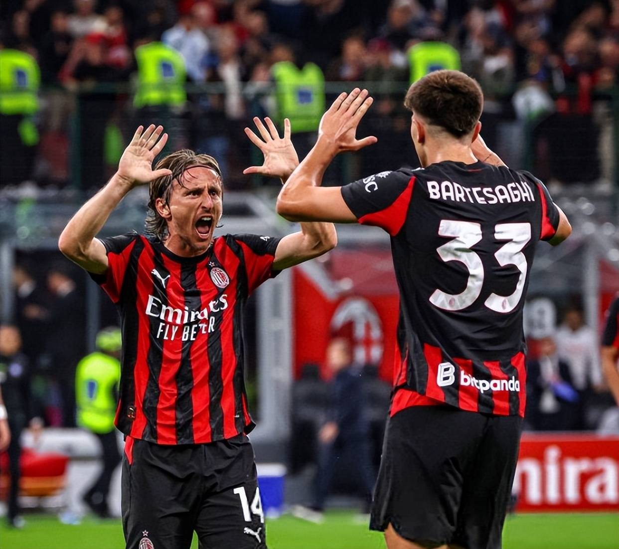 胜同曦更衣室！邱彪克里斯通道迎接全队