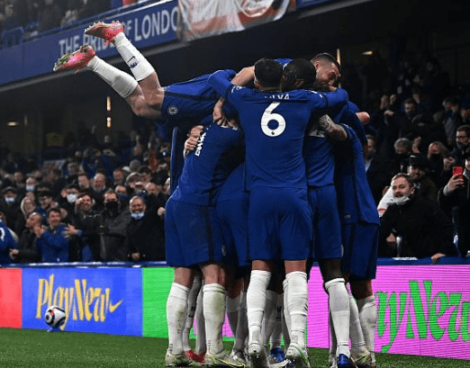 《剑星》体模申才恩新美图赏：肌肤白皙眼神勾人！